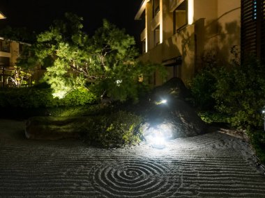 Geceleri oteldeki Japon kayalık bahçesi.