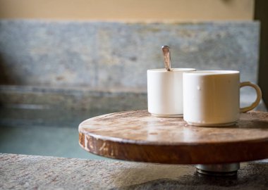 Kaplıcada banyo dekorasyonu kahve fincanlarıyla yapılıyor.