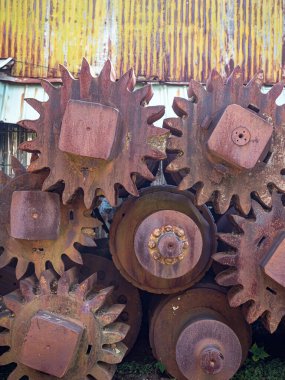 Eski ve paslı dizel motor dişlileri terk edilmiş.