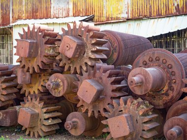 Eski ve paslı dizel motor dişlileri terk edilmiş.