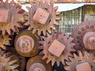 Eski ve paslı dizel motor dişlileri terk edilmiş.