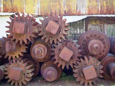 Eski ve paslı dizel motor dişlileri terk edilmiş.