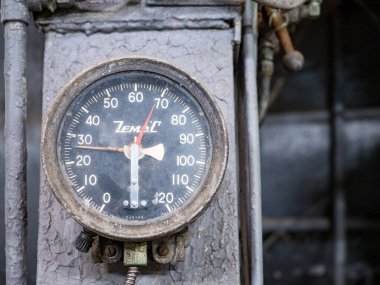 Terk edilmiş bir fabrikadaki eski paslı gösterge paneli