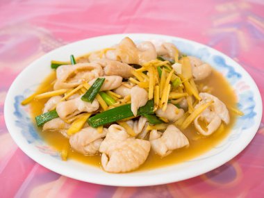 Kızarmış ince bağırsak ve doğranmış zencefil.