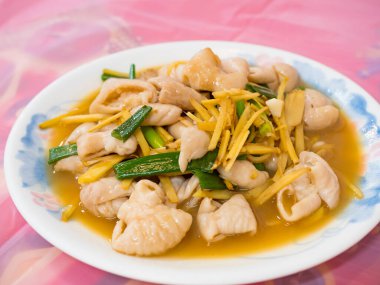 Kızarmış ince bağırsak ve doğranmış zencefil.