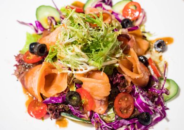 Geleneksel Sezar salatası ve sıcak somon füme.