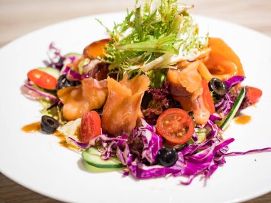 Geleneksel Sezar salatası ve sıcak somon füme.