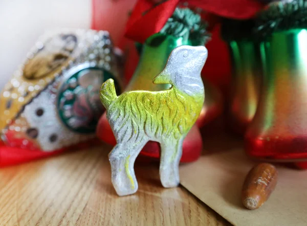 Yeni yıl dekorasyonu. Oyuncaklar, bir ladin filizi, Noel Baba 'ya bir mektup.