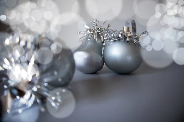 Gri renkli Noel kartı. Noel oyuncakları. bokeh