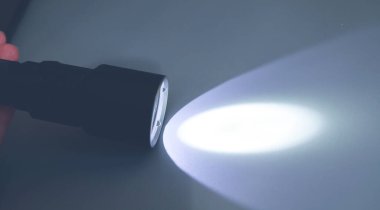 Fener ve ışık huzmesi, arka planda.