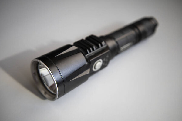 Фонарик и луч света, на светлом фоне