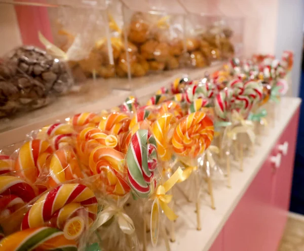 Gökkuşağı renkli lolipop. Tezgahta bir sürü renkli şeker var.