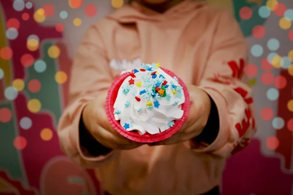 Elinde neşeli bir kek tutan bir kız. Yılbaşı tatili, Noel.
