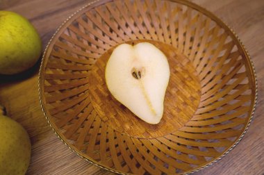 Gri arka planda ut armudu