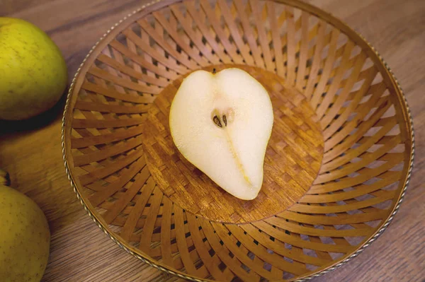 Gri arka planda ut armudu