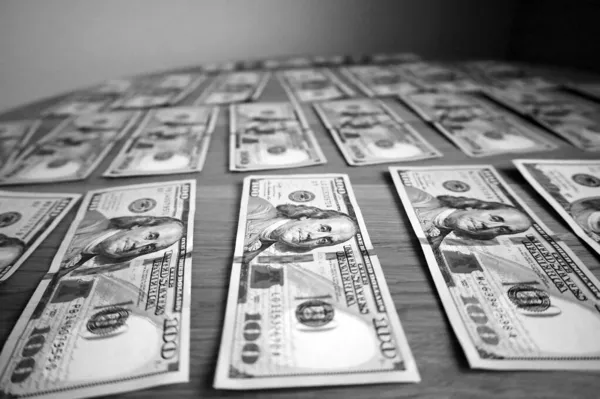 Dolar masanın üzerine saçıldı. Para masası. siyah ve beyaz fotoğrafçılık