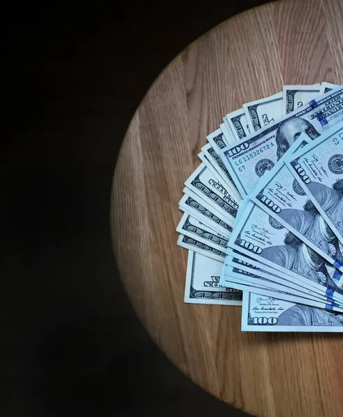 Dolarlar arka planda, bir sandalyede yatıyor. Resim yapmak. sanat