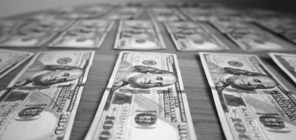Δολάρια Είναι Στο Τραπέζι Χαρτονομίσματα Ασπρόμαυρη Φωτογραφία — Φωτογραφία Αρχείου