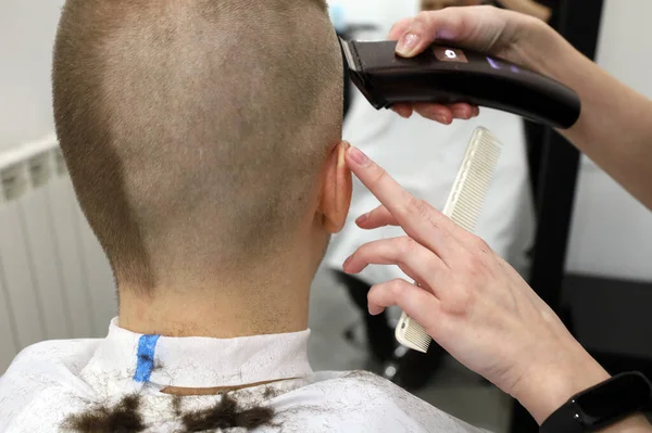 Cabeleireiro Corta Homem Salão Com Cortador Cabelo Comb Breve — Fotografia de Stock