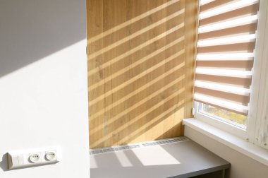 Duvardaki panjurların gölgesi. Duvardaki ince ışık çizgileri. Ahşabın dokusu. Metnin için yer.