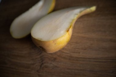 Durgun bir hayat, armut gibi. Tahta bir masanın üstünde.