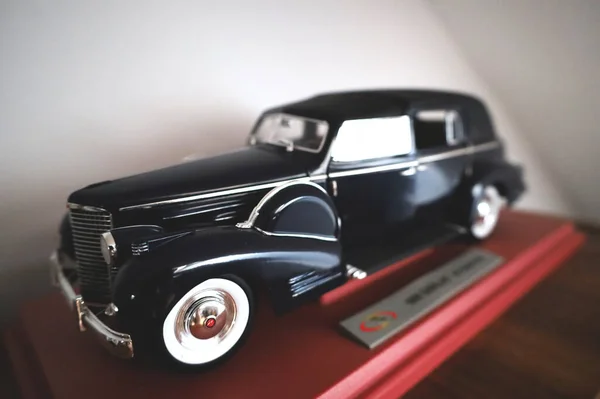 Siyah retro araba. Oyuncak antika model. Müze otomobili.