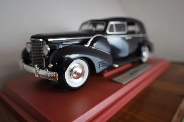 Siyah retro araba. Oyuncak antika model. Müze otomobili.