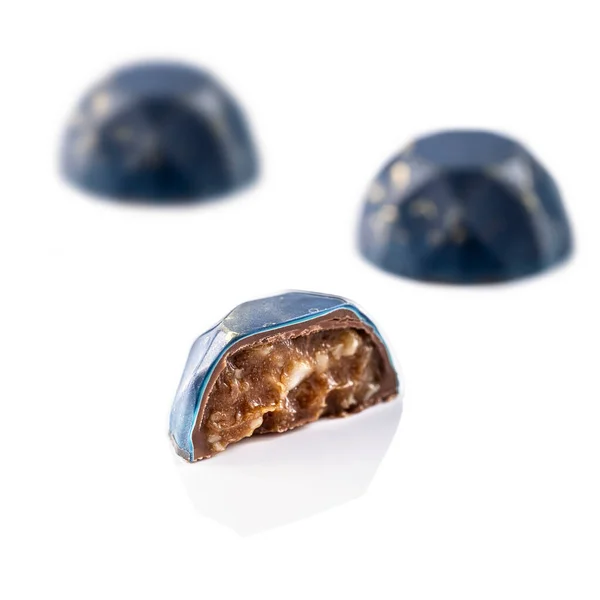 Ručně Vyráběné Čokoládové Bonbóny Náplní Izolovanou Bílém Pozadí Pohled Zepředu — Stock fotografie