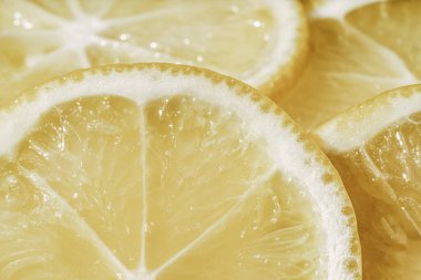 Sarı dilimlenmiş limon, seçici odaklanma. Taze sarı meyvelerin arkaplan dokusu.