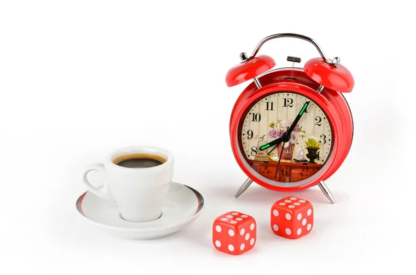 红色的闹钟，咖啡杯子和骰子 图库照片