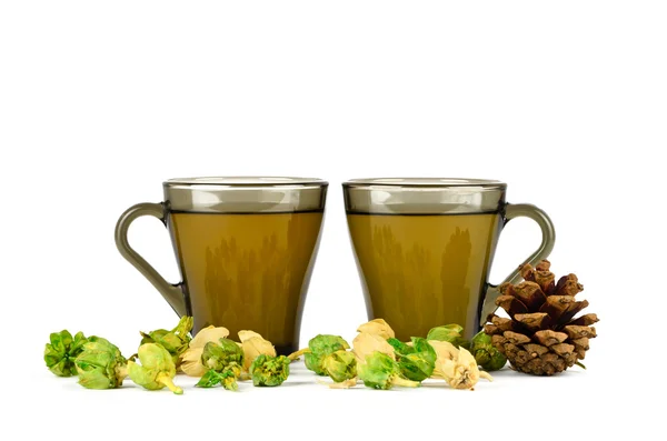 Twee kopjes groene thee, fir-cone en physalis — Stockfoto