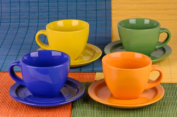 Набор красочных чашек с тарелками — стоковое фото