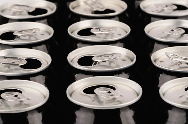 Birkaç açık, boş bira kutuları siyah — Stok fotoğraf