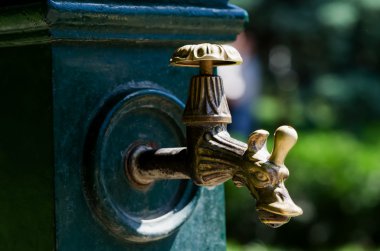 bir Ejder şeklinde bakır musluk