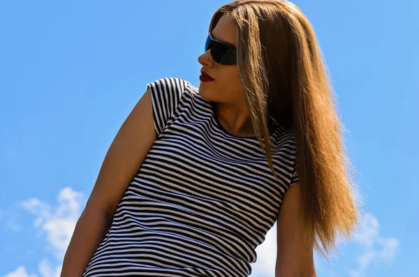 Young girl in sunglasses — Stock Photo, Image