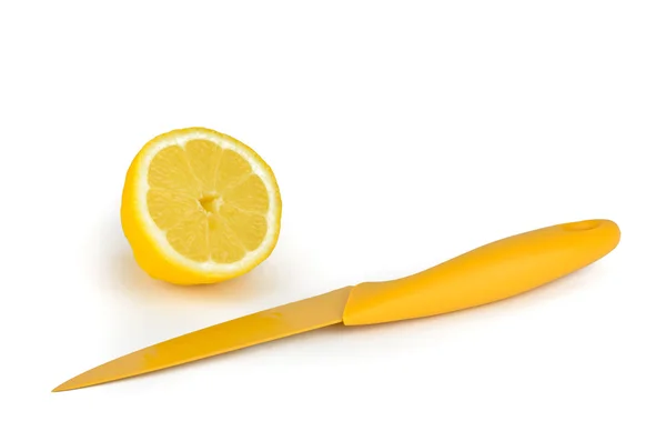 Половина лимона и желтого ножа — стоковое фото