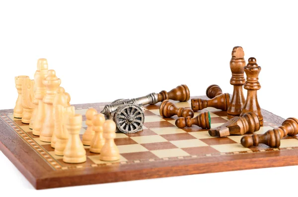 Битва с пистолетом на шахматной доске — стоковое фото