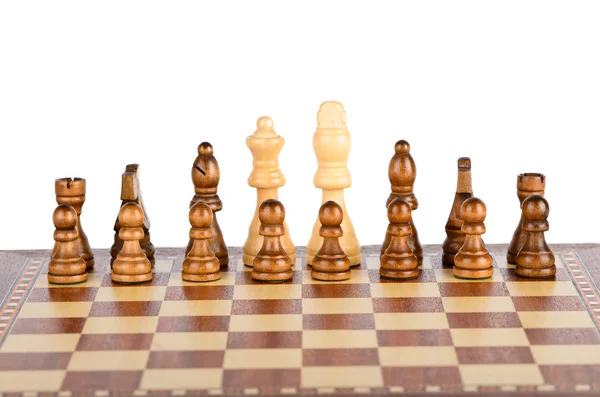 Дружба черных и белых шахматных фигур — стоковое фото