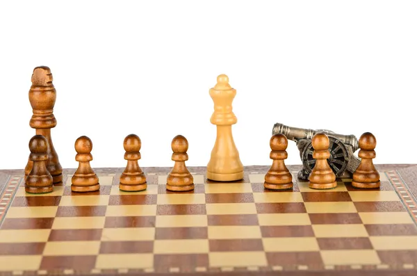 The battle on the chessboard with a gun — Stock Photo, Image