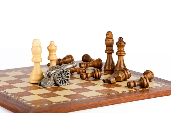 Batalha com uma arma em um tabuleiro de xadrez Fotos De Bancos De Imagens