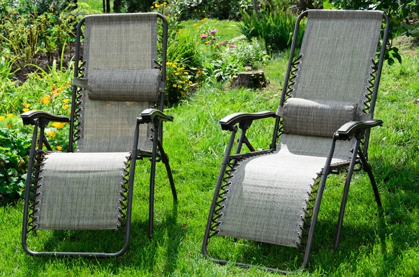 Twee chaise lounge in de zomertuin — Stockfoto