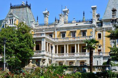 Yaz aylarında bir ortaçağ kalesi