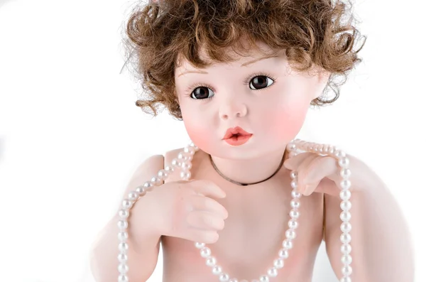 Фарфоровая кукла с жемчугом — стоковое фото