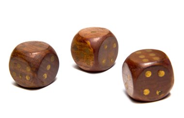 yalıtılmış zemin üzerinde üç zar