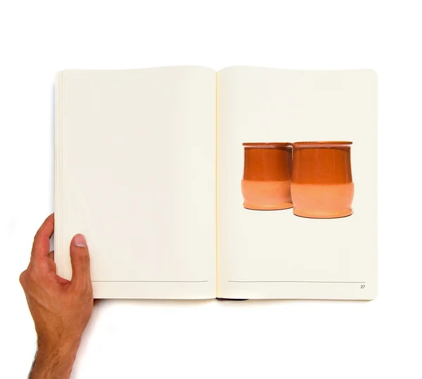 Coupe de poterie imprimée sur livre blanc — Photo