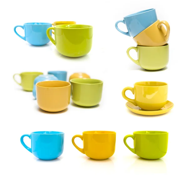 Tazas de colores sobre fondo blanco. —  Fotos de Stock