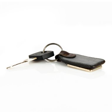 Beyaz arka plan üzerinde siyah eski anahtar zinciri