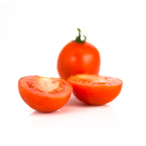 Rode tomaten geïsoleerd op witte achtergrond — Stockfoto