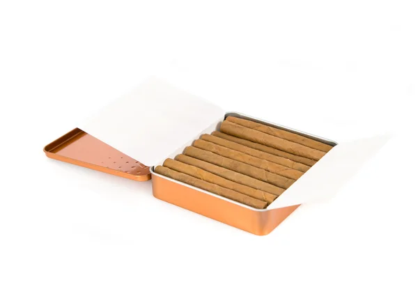 Zigarillo in einer Stahlbox vor weißem Hintergrund. — Stockfoto