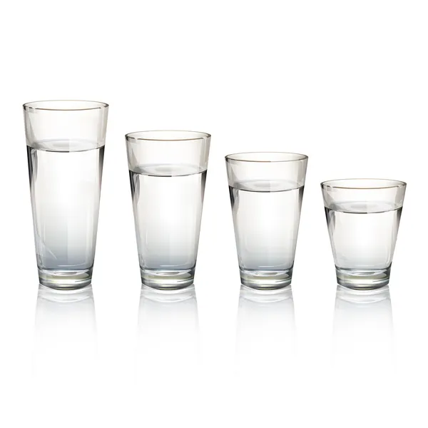 Zestaw realistyczne szklanki wody o różnych rozmiarach. projekt wektor — Wektor stockowy
